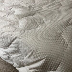 Queen down comforter